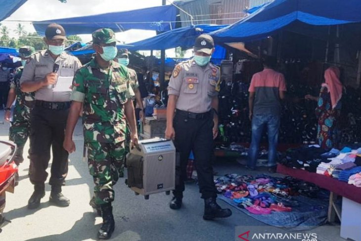 TNI dan Polri di Nagan Raya kampanye jarak sosial di pasar tradisional