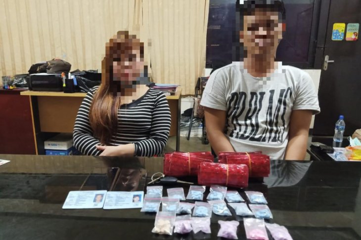 Polda Kalbar bekuk belasan orang saat pesta narkoba di sebuah karaoke