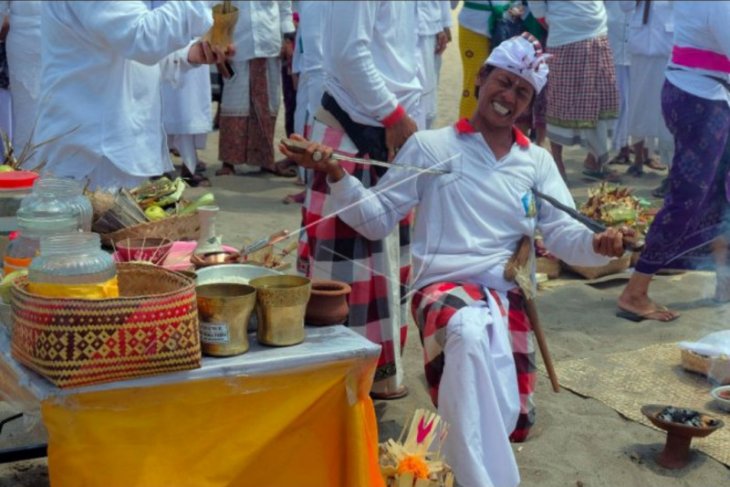 Upacara Melasti di Pantai Petitenget