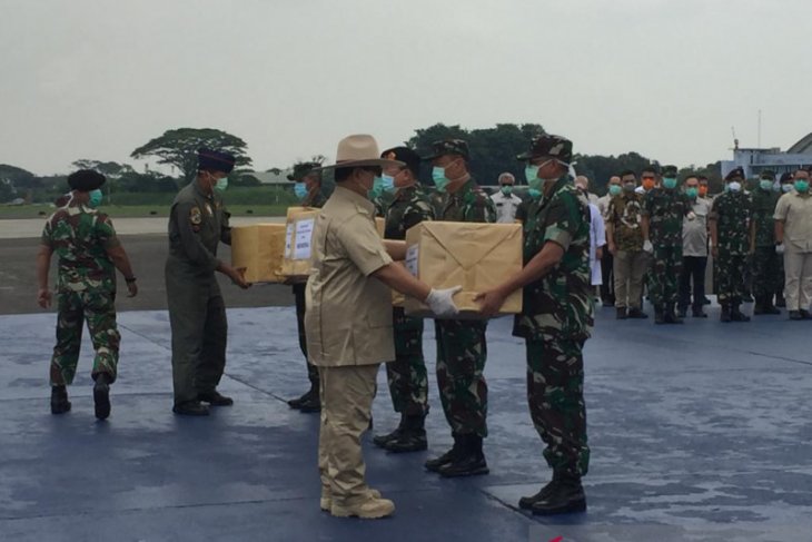 Sekitar 8 ton alat kesehatan dan APD tiba di Bandara Halim Perdana Kusuma