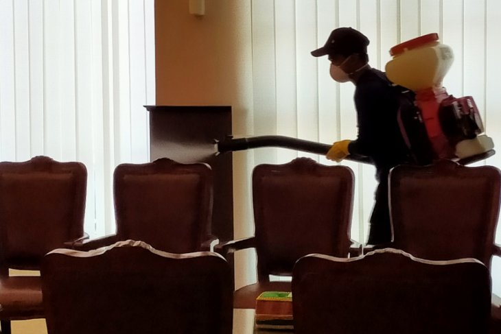 Antisipasi COVID-19, Kantor Bupati Asahan dan DPRD serta forkopimda di semprot desinfektan