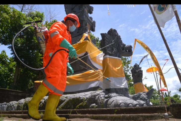 Penyemprotan di Pura Jagadhita Manado