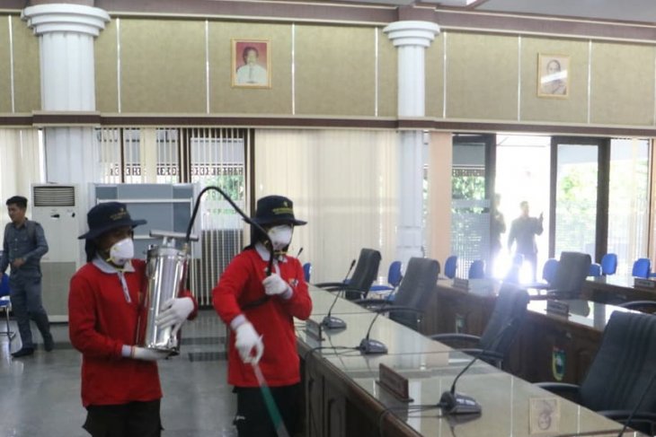 Tim Satgas semprot disinfektan di ruang publik dan kantor