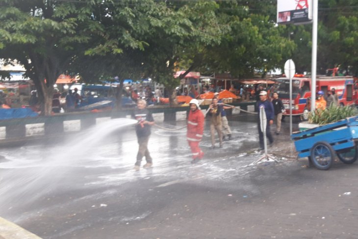 Pemkot Ternate semprot cairan disinfektan di fasilitas umum