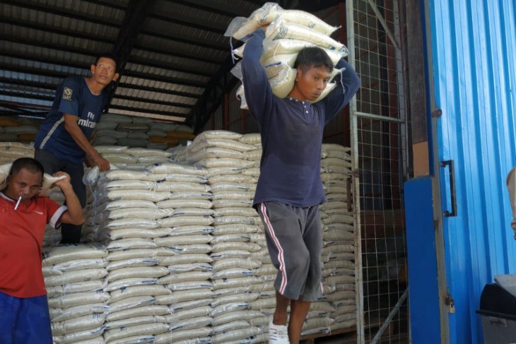 Bulog Putussibau siapkan 300 ton lebih beras bantuan COVID - 19