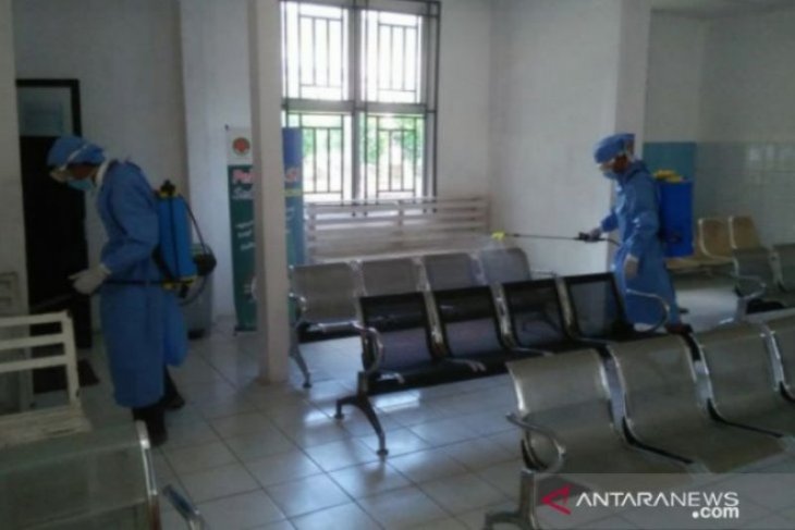 Penyemprotkan disinfektan di seluruh ruangan RSUD Pangkalpinang