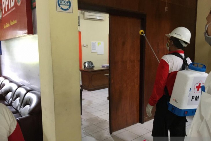 KPU Badung dan PMI semprotkan disinfektan