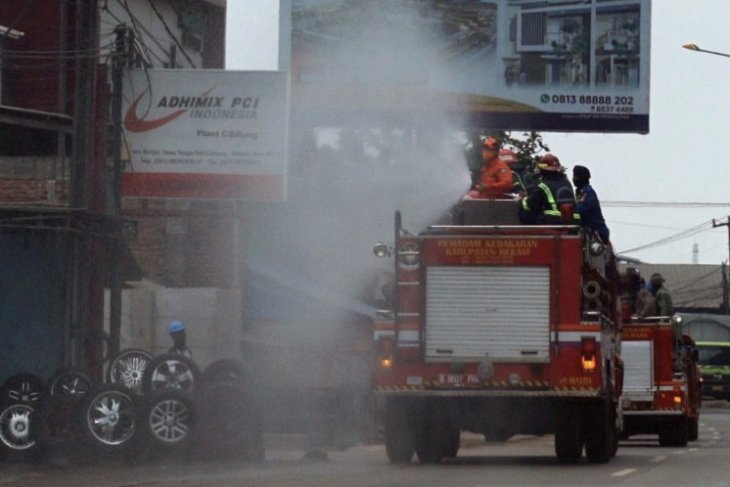 Sepanjang Jalan Pantura Bekasi disemprot disinfektan cegah corona