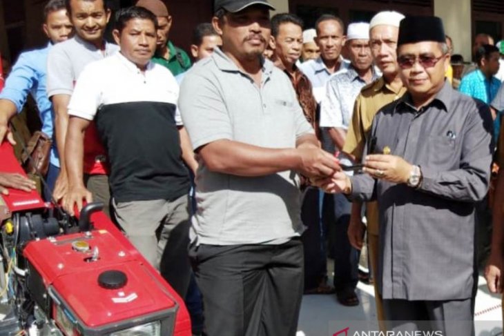 Tingkatkan produksi padi, Aceh Barat bagi 104 alat bajak untuk petani