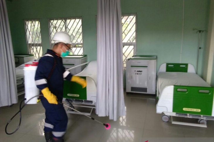 Ruang IGD dan isolasi RSUD Gunungsitoli disemprot disinfektan