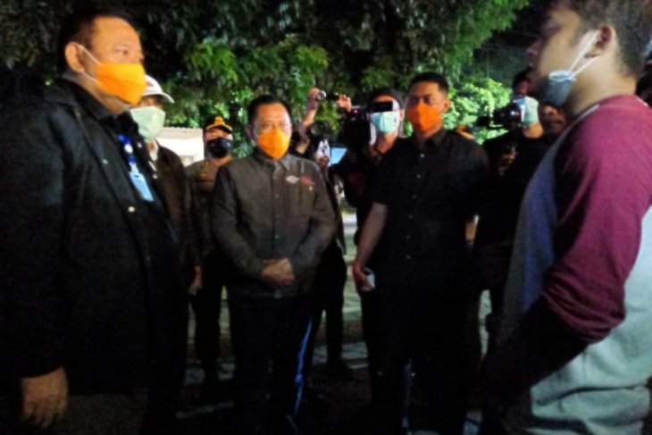 Polisi-TNI patroli malam bubarkan kerumunan warga di Surabaya