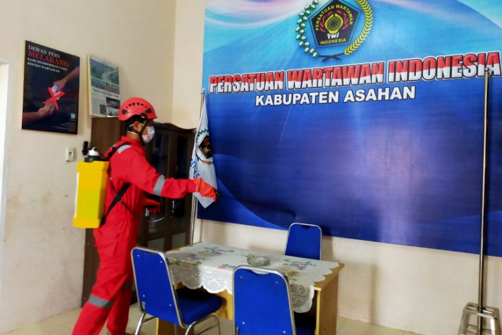Kantor PWI Asahan disemprot disinfektan