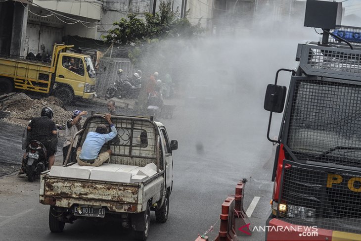 Penyemprotan disinfektan di Tasikmalaya 