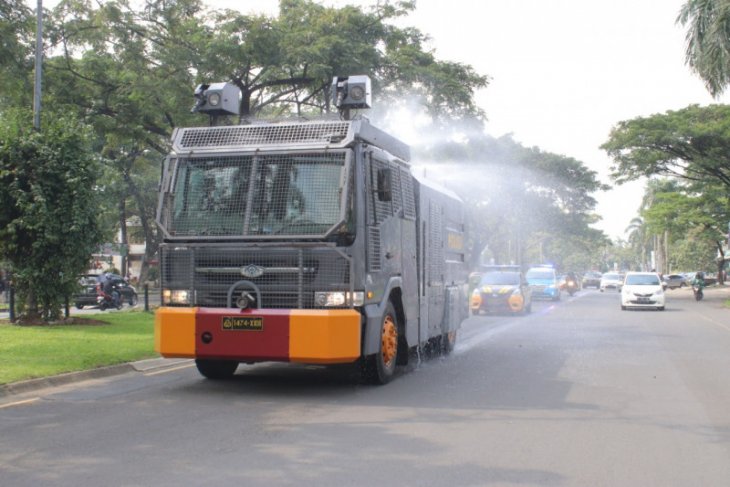 Polresta Tangerang semprotkan disinfektan menggunakan tiga unit AWC