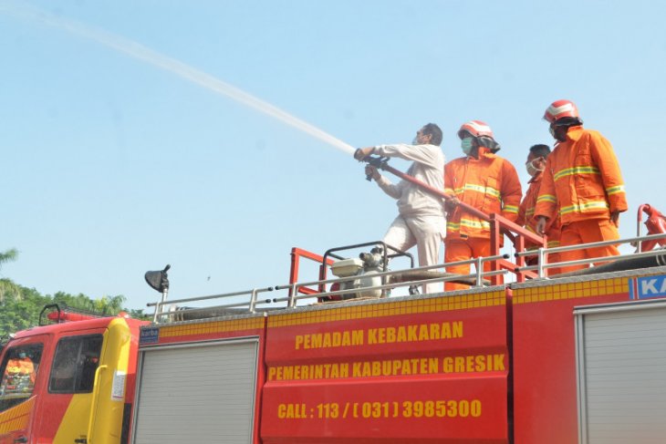 Gunakan mobil PMK, Wabup Gresik pimpin kegiatan penyemprotan disinfektan