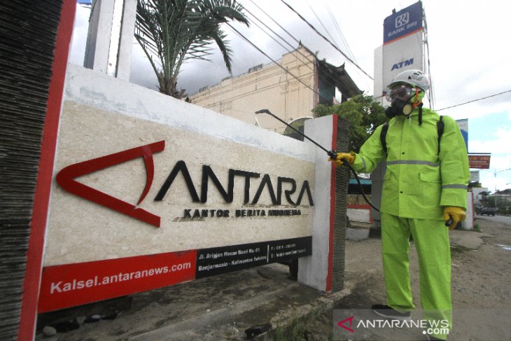 Penyemprotan Disinfektan Antara Biro Kalsel