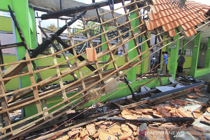 Kebakaran bangunan sekolah 