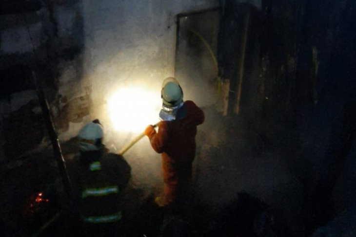 Dua karyawan alami luka bakar saat mesin produksi besi di Cakung meledak