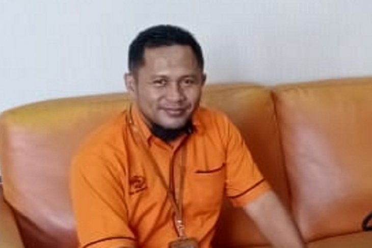 Pos semprotkan disinfektan paket kiriman sebelum ke tangan penerima