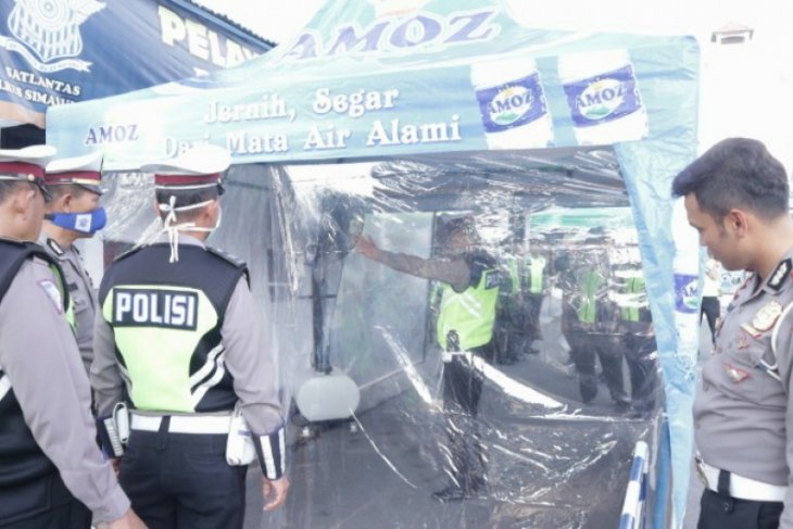 Personel dan pengunjung Polres Simalungun wajib disemprot disinfektan