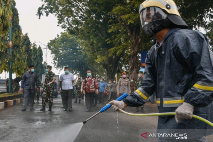TNI bersama Polri dan pemkot lakukan penyemprotan disinfektan serentak di Padangsidimpuan