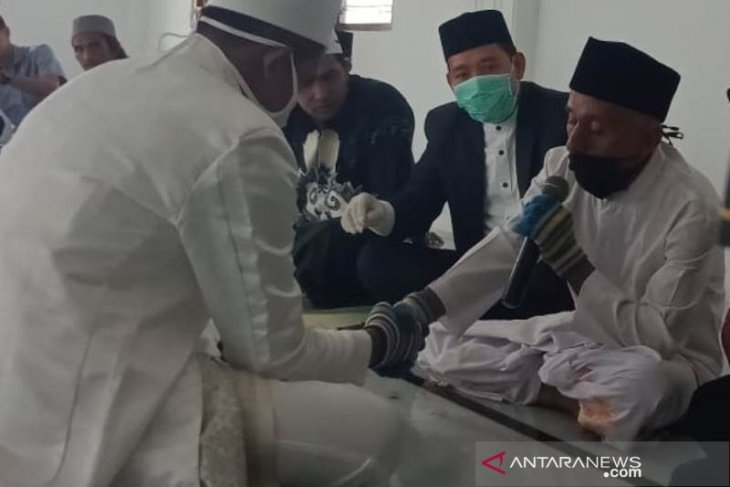 Pertama catin di Abdya gunakan masker dan sarung tangan