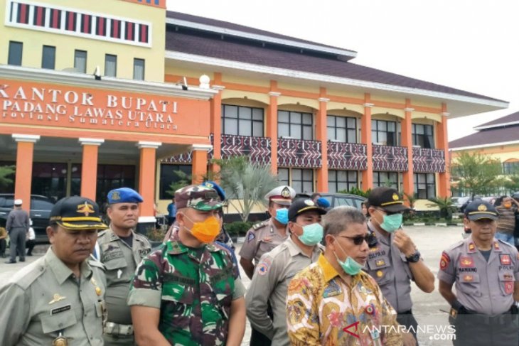 Cegah COVID-19, Pemkab Paluta lakukan penyemprotan disinfektan