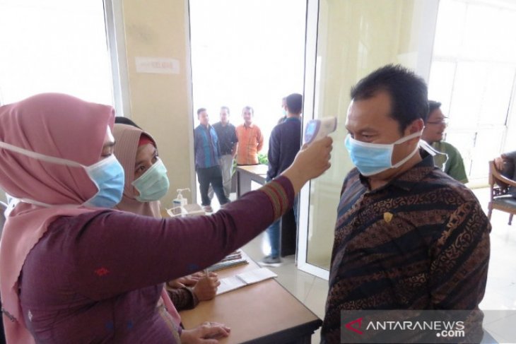 Anggota DPRD Tapsel ukur suhu tubuh antisipasi COVID-19