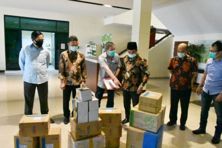 Kadin Kalbar berikan bantuan APD tangani COVID-19 di Kota Pontianak