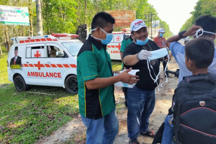 Antisipasi COVID-19 terhadap masyarakat desa, Sukimin bagi masker