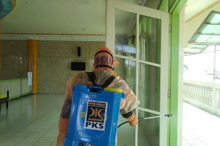 PKS Banjarmasin terjunkan penyemprot disinfektan untuk sterilkan mesjid