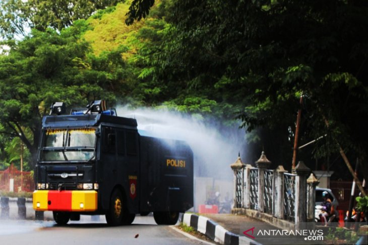 Mobil AWC semprotkan disinfektan di beberapa ruas jalan Banjarmasin