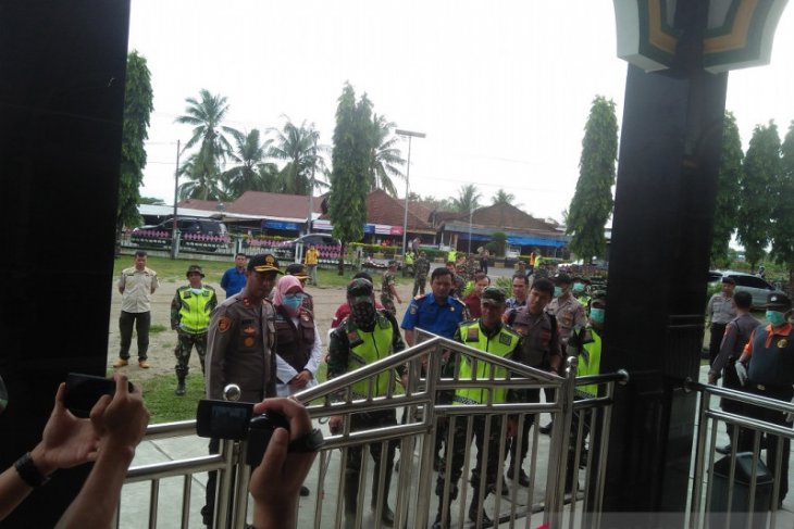 Kodim dan Polres semprotkan disinfektan di fasilitas umum Mukomuko