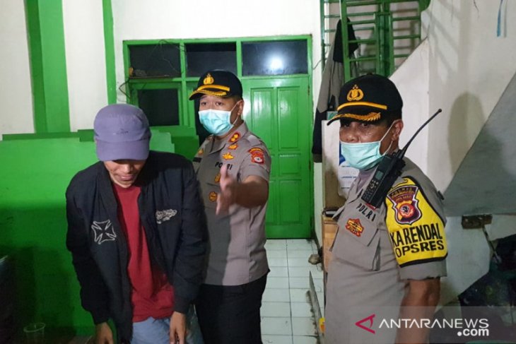 Cegah penyebaran COVID-19, Petugas gabungan bubarkan kerumunan di Sukabumi