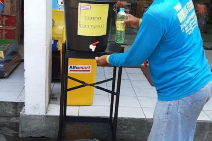Alfamart sediakan bak cuci tangan dan atur jarak dalam antrean di gerai