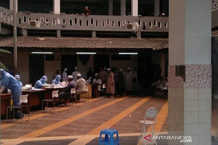 300 jamaah Masjid Kebun Jeruk diisolasi setelah tiga orang terdeteksi terpapar corona