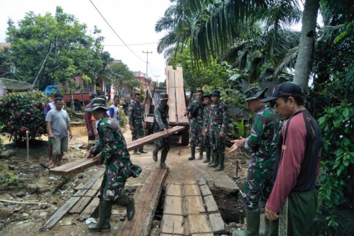 Personel TMMD bantu warga rehab jembatan
