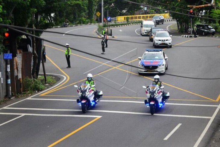 Iring-iringan mobil jenazah Ibunda Presiden Joko Widodo