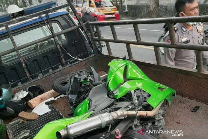 Tabrakan dengan truk trailer, pengendara Kawasaki Ninja Warrior tewas