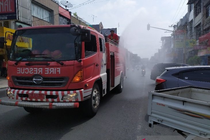 Ruas jalan di Pematangsiantar disemprot, warga diminta tidak ngumpul