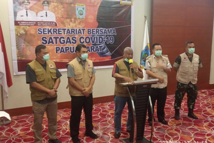 Gubernur Dominggus larang kedatangan warga luar Papua Barat