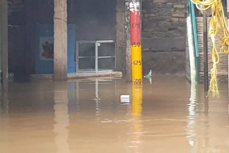 Banjir Luapan Kali Ciliwung Rendam Rumah Warga Kebon Pala - ANTARA News ...