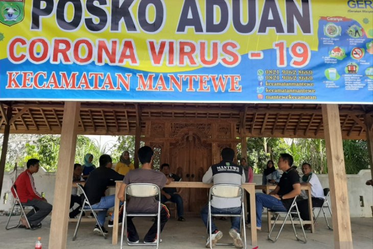 Petugas periksa seluruh masyarakat yang melintas perbatasan Tanah Bumbu