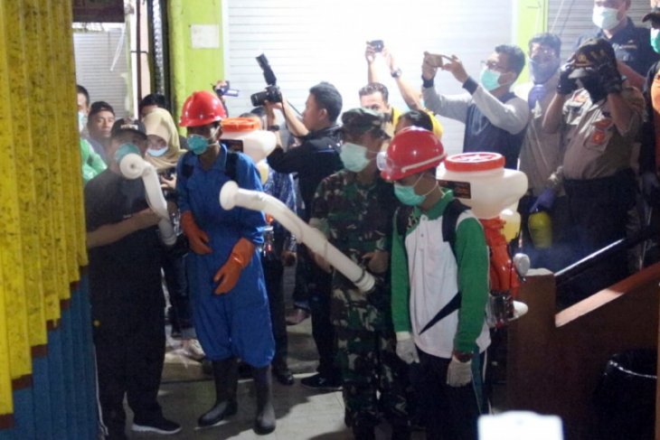 Pemkot Banjarmasin-BPBD semprot pasar tradisional antisipasi penyebaran virus COVID-19
