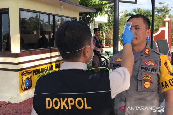 Kapolres Bangka Barat minta masyarakat tetap di rumah dan jaga jarak