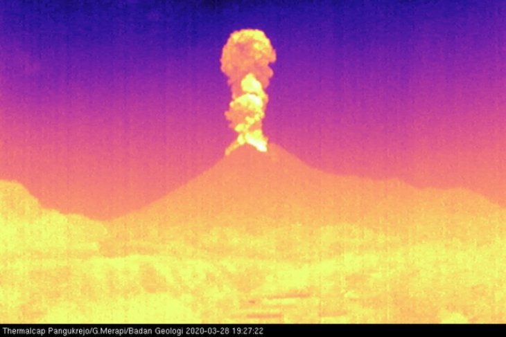 Sabtu malam, Gunung Merapi meletus dengan tinggi kolom 3.000 meter dari puncak