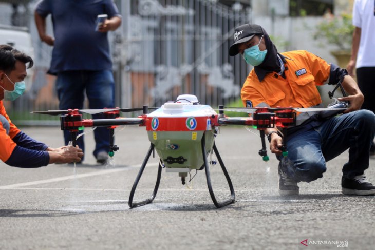 Penyemprotan disinfektan menggunakan drone