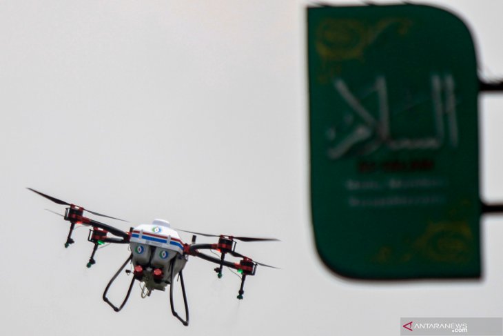 Penyemprotan disinfektan menggunakan drone