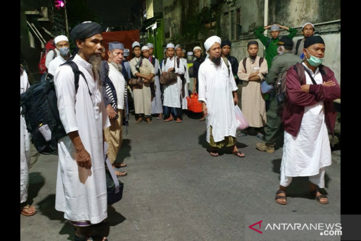Ratusan jemaah Masjid Kebun Jeruk Jakbar dipindahkan ke RS Wisma Atlet