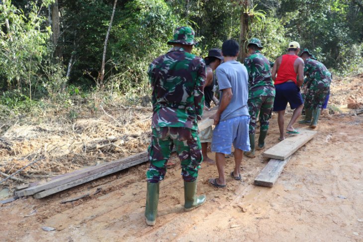 Usai rehab, prajurit TMMD dan warga bersihkan material